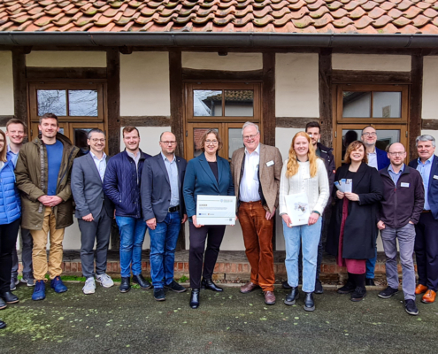 (v.l.: Fritz Klebe (Landkreis Schaumburg), Anja Kreye (Regionalmanagement Osterode am Harz), Juli-an David (Regionalmanagement Harzweserland), Christoph Petersen (Regionalmanagement Leine-bergland), Jan-Christopher Linck (Landkreis Northeim), Marco Großardt (Regionalmanagement Westliches Weserbergland), Nils Prawitt (Regionalmanagement Schaumburger Land), Frauke Patzke (Landesbeauftragte ArL Leine -Weser), Volker Wehmeyer (IG Bauernhaus), Ylva Cohrs Müller (IG Bau-ernhaus), Aleksandar Davidovic (NLG), Anna Rizou (NLG), Christopher Jauca (ArL Leine-Weser), Mal-te Meiners (IG Bauernhaus), Dr. Joachim Steinbeck (Landkreis Hameln-Pyrmont), Wolf Bredow (IG Bauernhaus)