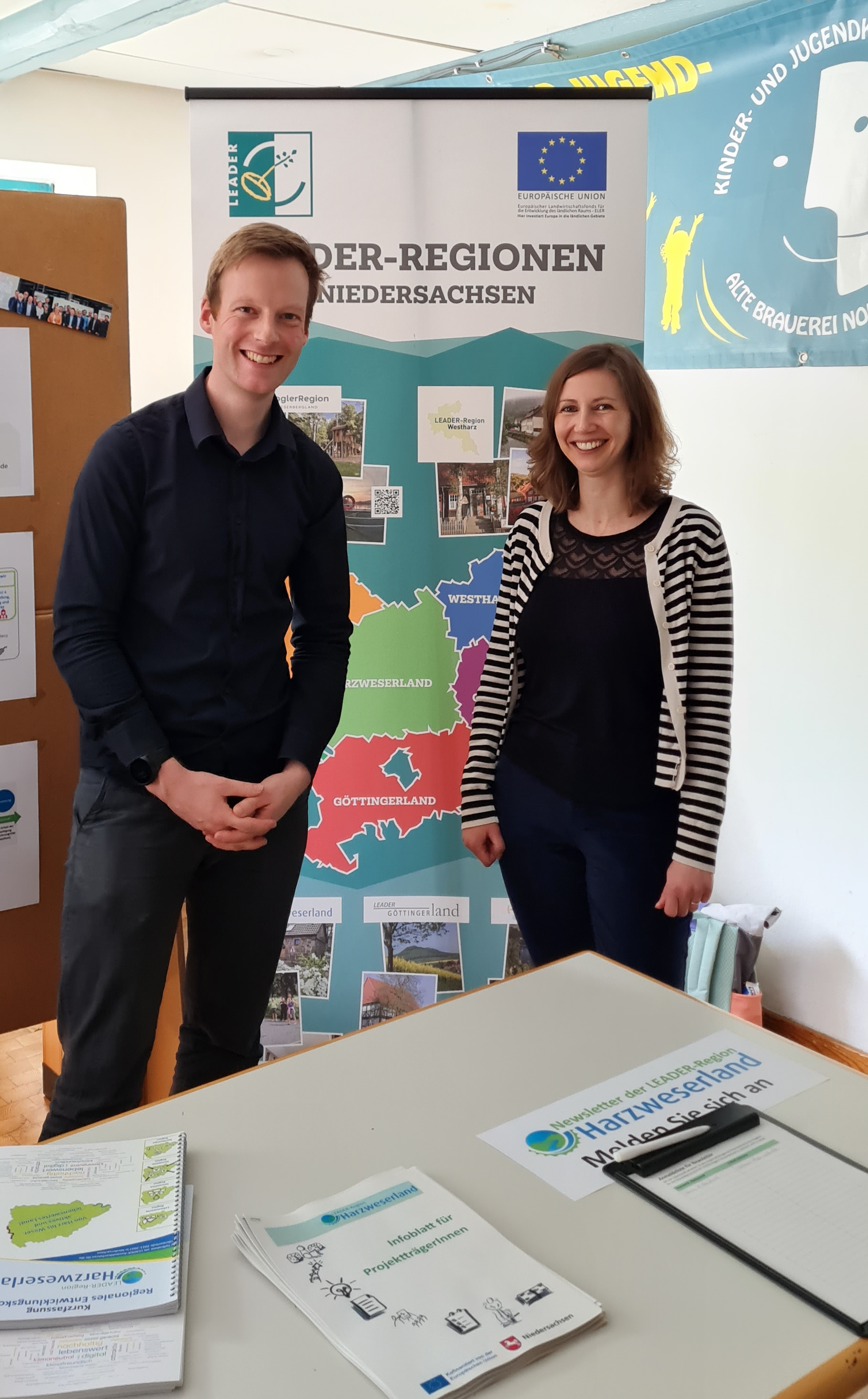 Julian David und Stefanie Thomuscheit an ihrem Informationsstand