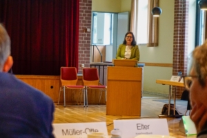 LAG_1_David Stefanie Möhlenhoff präsentiert der Lokalen Aktionsgruppe das Projekt „Inklusiver Spielplatz Schloss Freudenthal“. Im Vordergrund zu sehen sind Gerald Wucherpfennig (Bürgermeister Bodenfelde) und Heike Müller-Otte (Bürgermeisterin Moringen).