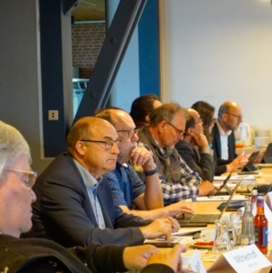 LAG_2_David Die Mitglieder hören der Präsentation zum Inklusiven Spielplatz zu. v. l. n. r. Hannelore Kü-kemück (Beauftragte für Menschen mit Behinderung beim Landkreis Northeim, Torsten Bauer (Stadt Uslar), Martin Adolph (Stadtwerke Uslar), Michael Busch (Unsere Umwelt Mörliehausen), Stefan Jagonak (Harz-Weser-Werke), Lisa Hartmann (Stadt Hardegsen), Sa-rah Pauly (Stadt Northeim), Matthias Riemer (Kreissparkasse Northeim).