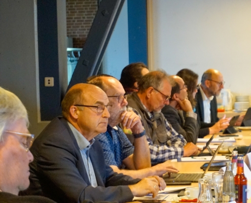 Die Mitglieder hören der Präsentation zum Inklusiven Spielplatz zu. v. l. n. r. Hannelore Kü-kemück (Beauftragte für Menschen mit Behinderung beim Landkreis Northeim, Torsten Bauer (Stadt Uslar), Martin Adolph (Stadtwerke Uslar), Michael Busch (Unsere Umwelt Mörliehausen), Stefan Jagonak (Harz-Weser-Werke), Lisa Hartmann (Stadt Hardegsen), Sa-rah Pauly (Stadt Northeim), Matthias Riemer (Kreissparkasse Northeim).