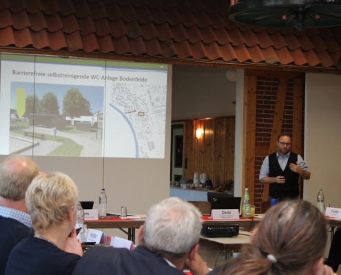 Herr Knöfler stellt das Projekt zum barrierefreien selbstreinigenden WC in Bodenfelde vor