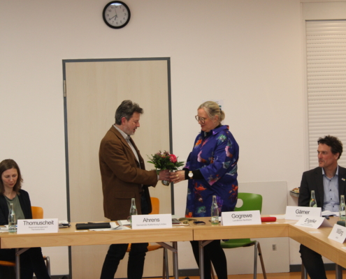 LAG-Vorsitzender Uwe Ahrens übergibt Fr. Gogrewe (Landkreis Northeim) einen Blumenstrauß zum Abscheid