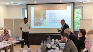 Jörg Grabowski vom SC Schoningen 04 e.V. stellt das Projekt „Erweiterung des Sommer-camps Schoningen“ vor. Uslars Bürgermeister Torsten Bauer zeigt seine Unterstützung.