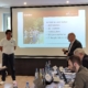 Jörg Grabowski vom SC Schoningen 04 e.V. stellt das Projekt „Erweiterung des Sommer-camps Schoningen“ vor. Uslars Bürgermeister Torsten Bauer zeigt seine Unterstützung.
