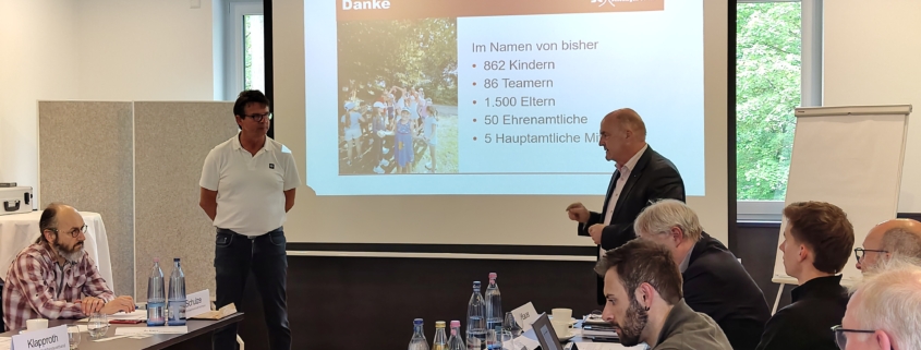 Jörg Grabowski vom SC Schoningen 04 e.V. stellt das Projekt „Erweiterung des Sommer-camps Schoningen“ vor. Uslars Bürgermeister Torsten Bauer zeigt seine Unterstützung.