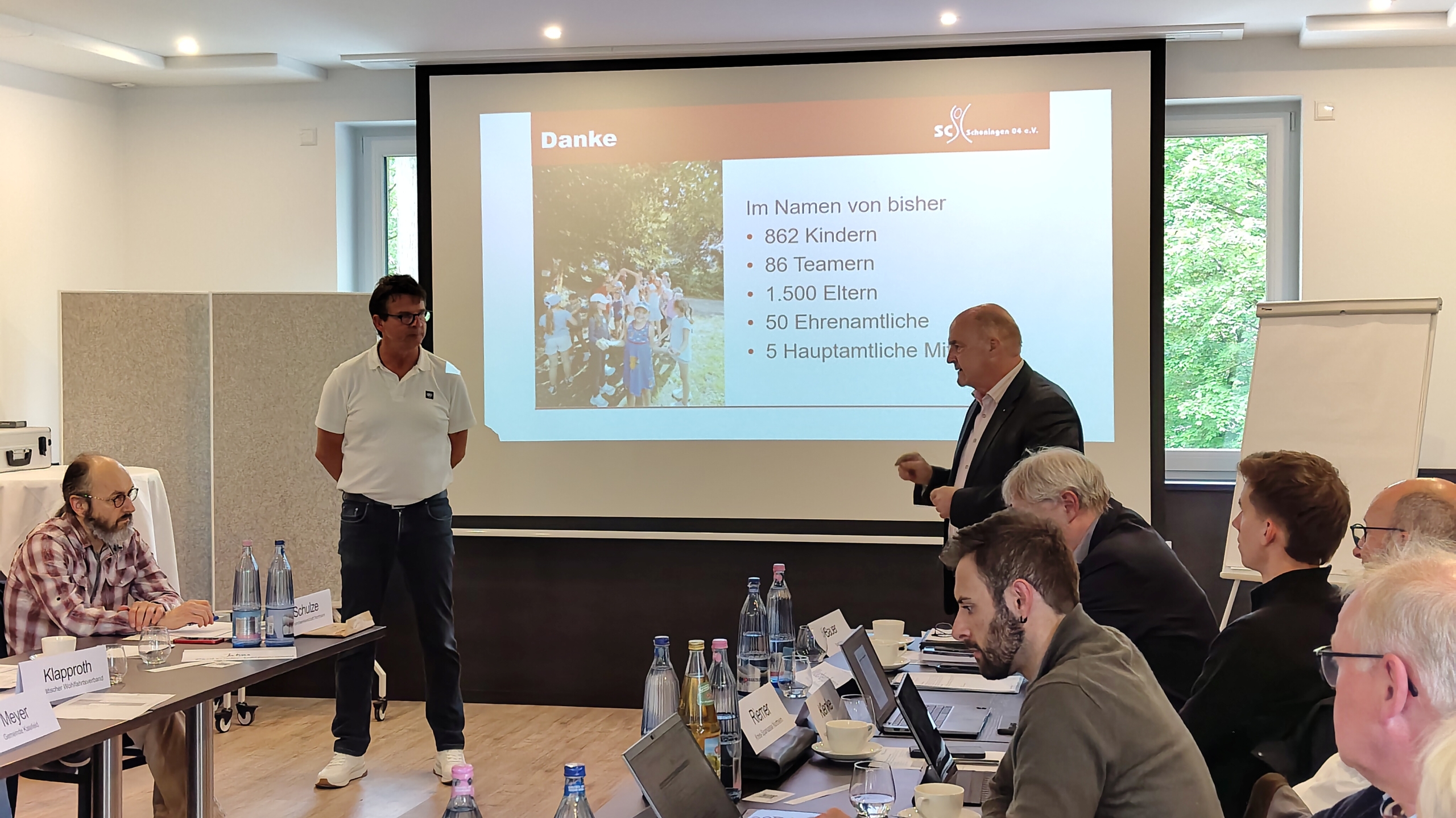 30. LAG-Sitzung Jörg Grabowski vom SC Schoningen 04 e.V. stellt das Projekt „Erweiterung des Sommer-camps Schoningen“ vor. Uslars Bürgermeister Torsten Bauer zeigt seine Unterstützung.