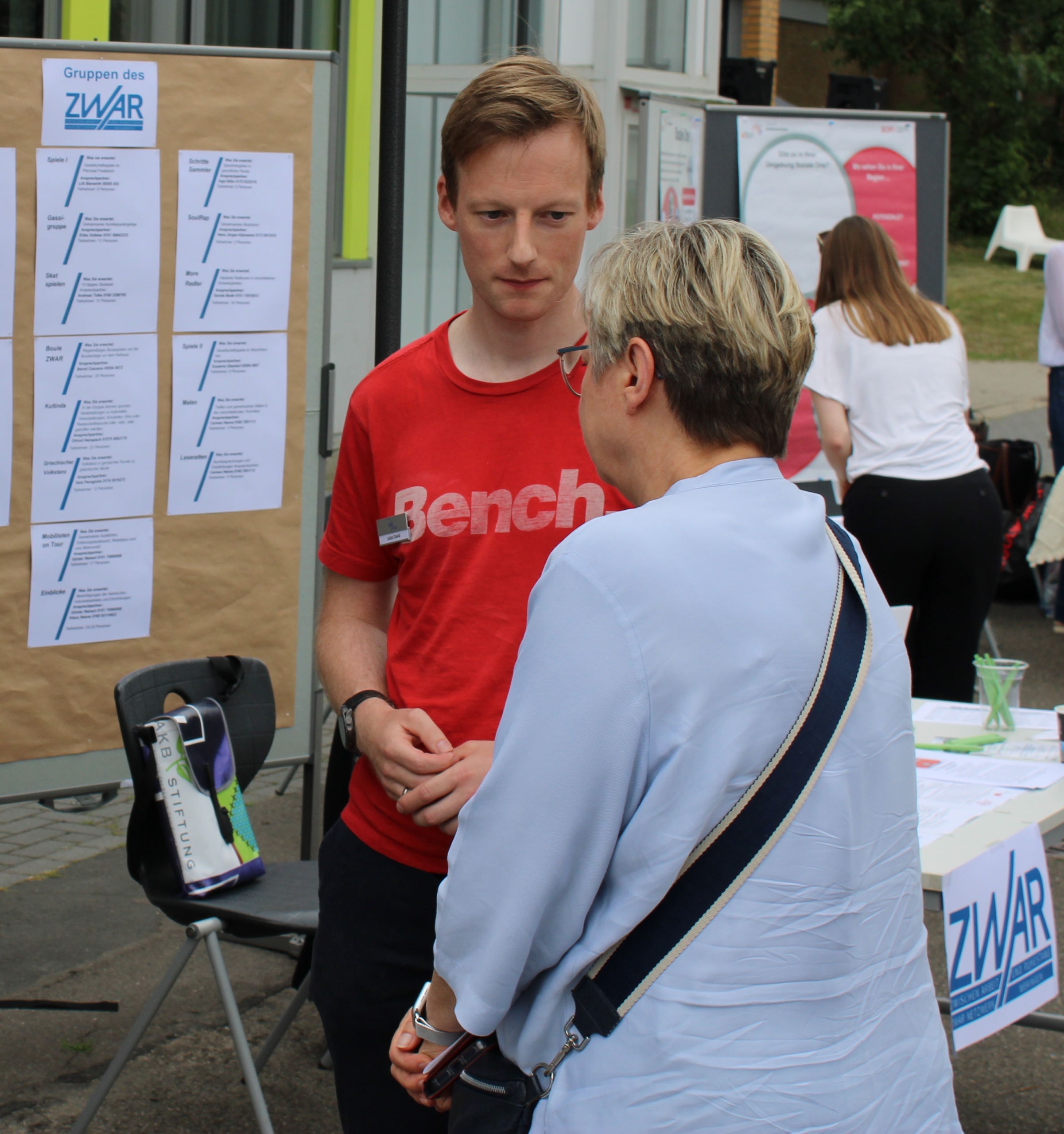 260807_Demokratiefest Moringen (1) Regionalmanager Julian David im Austausch mit Bundestagsabgeordnete Frauke Heiligenstadt zur Zukunft von LEADER