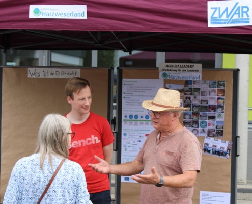 Klaus Henne vom ZWAR-Netzwerk und Regionalmanager Julian David in spannenden Gesprächen