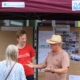 Klaus Henne vom ZWAR-Netzwerk und Regionalmanager Julian David in spannenden Gesprächen
