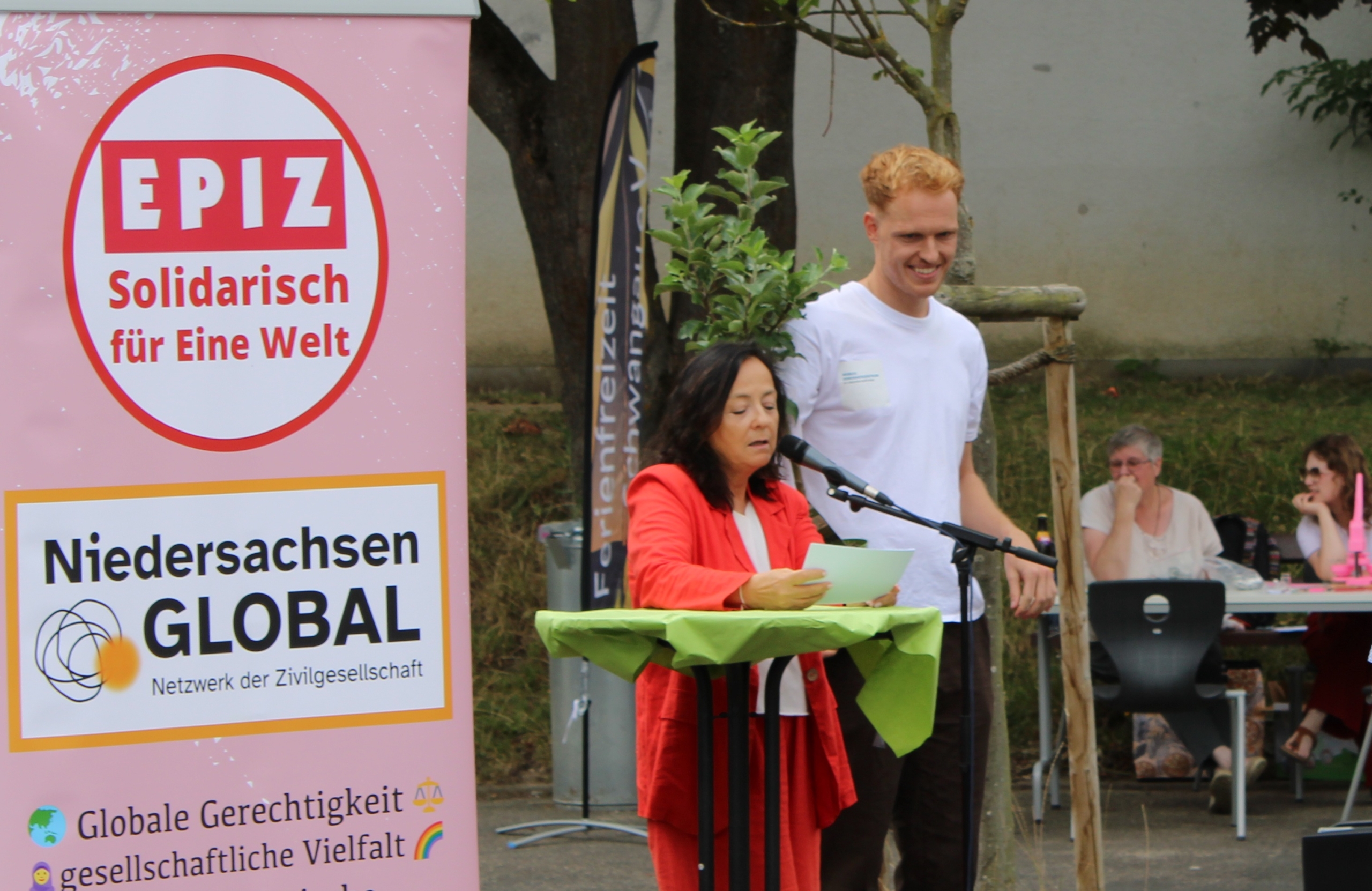 260807_Demokratiefest Moringen (4) Landrätin Astrid-Klinkert Kittel eröffnet gemeinsam mit Herrn Ulmitz das Demokratiefest