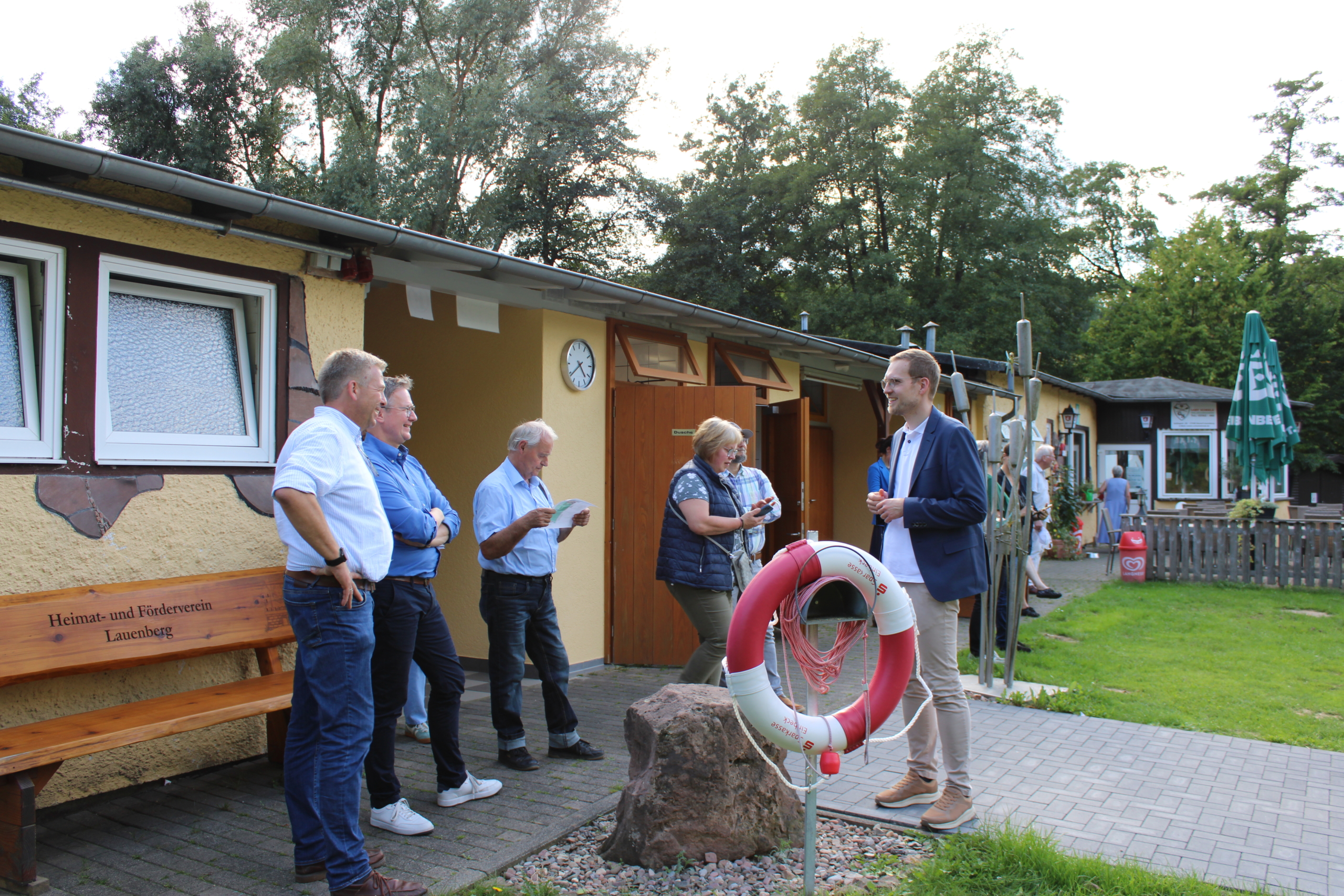 Projektreise_260908_Badesee Bürgermeister Sven Wolter berichtet am Badesee Lauenberg über das LEADER-Projekt