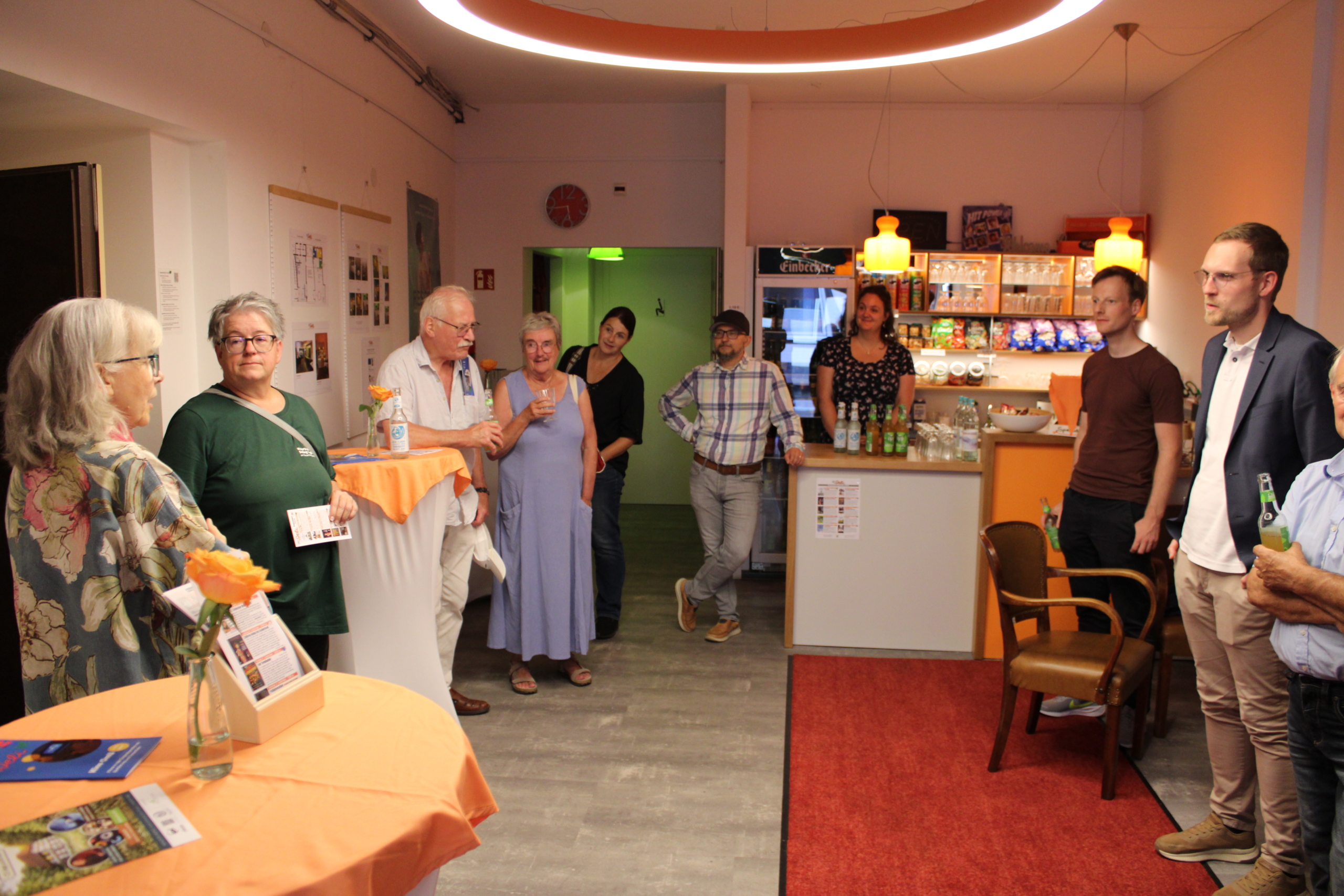 Projektreise_260908_NeuDeli (2) Hella und Eckhard Hüser stellen die neuen barrierefreien WCs im Neu Deli in Einbeck vor.